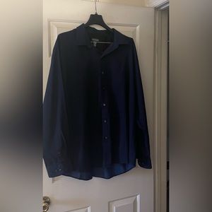 Van Heusen men’s dress shirt ! Great cond ! Size 2X neck 18-18 1/2